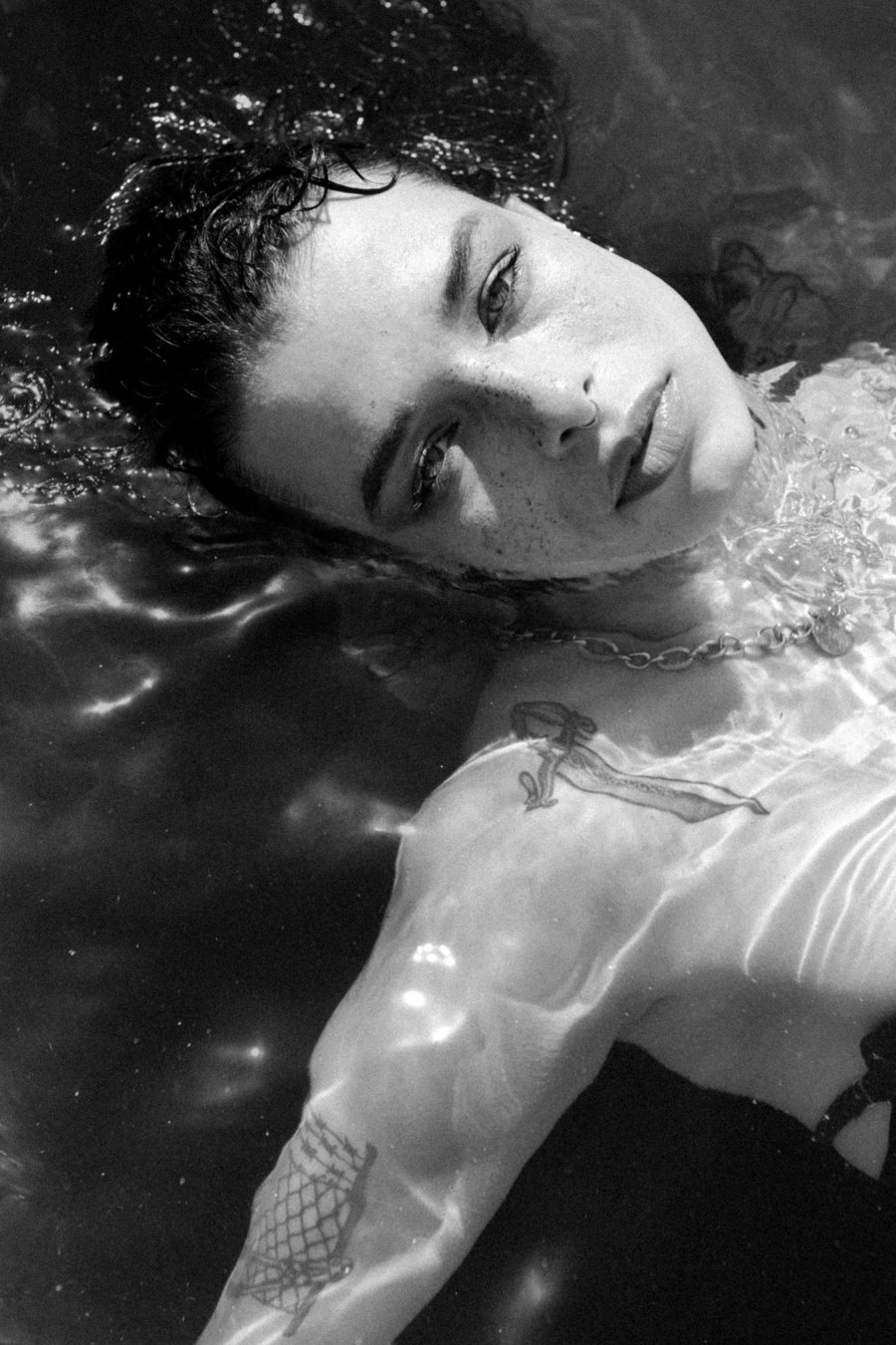 Jessica Murena, mannequin, portrait artistique aquatique en noir et blanc