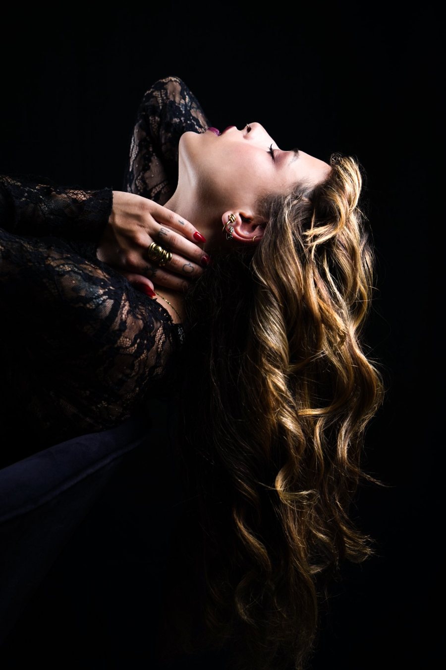 Jessica Murena, mannequin, portrait artistique en dentelle noire, cheveux dénoués