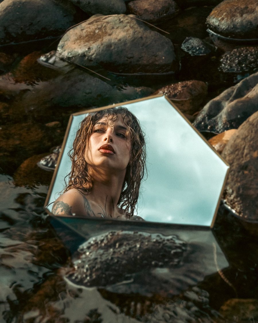 Jessica Murena, mannequin, reflet dans un miroir posé sur des rochers, photo artistique