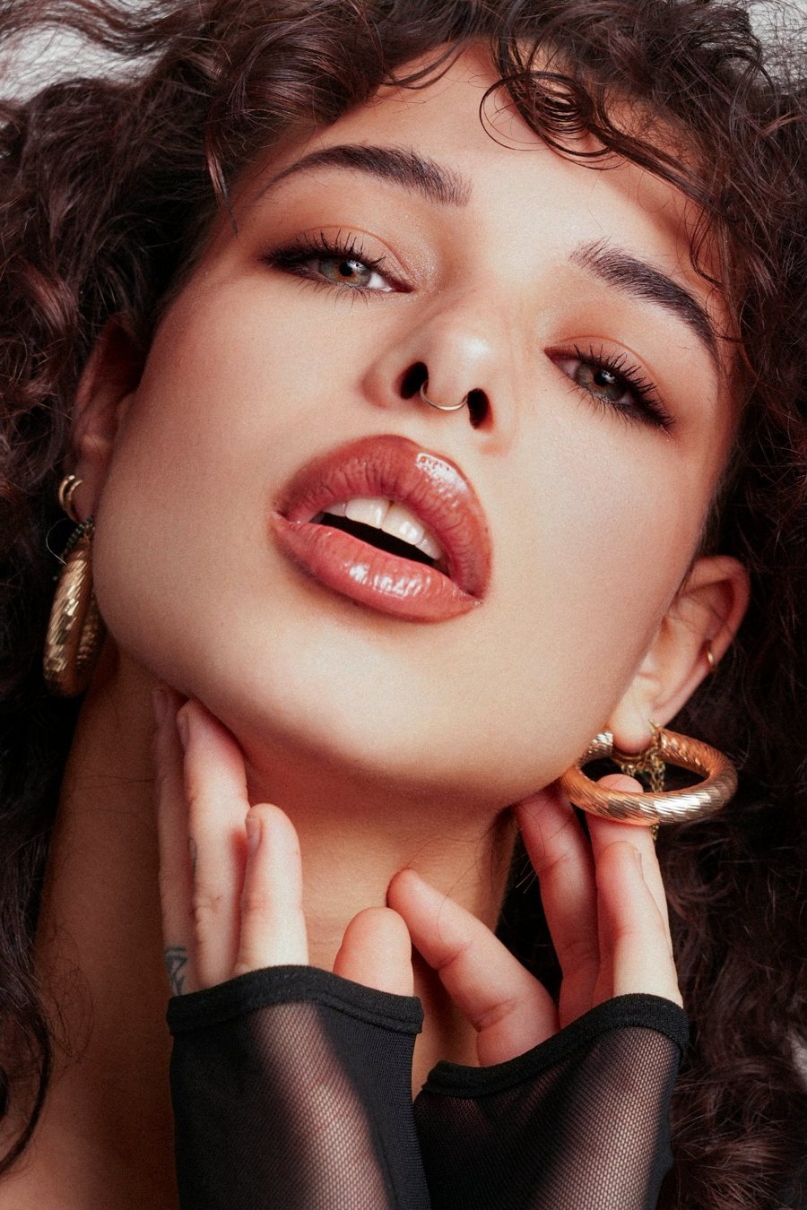 Jessica Murena, mannequin beauté, maquillage glam doré en gros plan