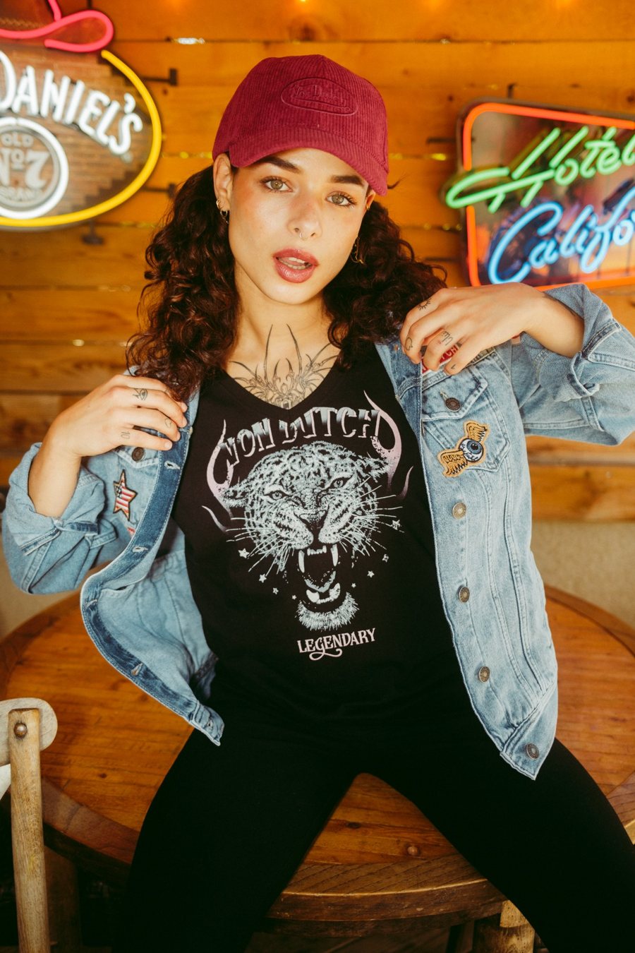 Jessica Murena, mannequin publicité, campagne Von Dutch, casquette et néons