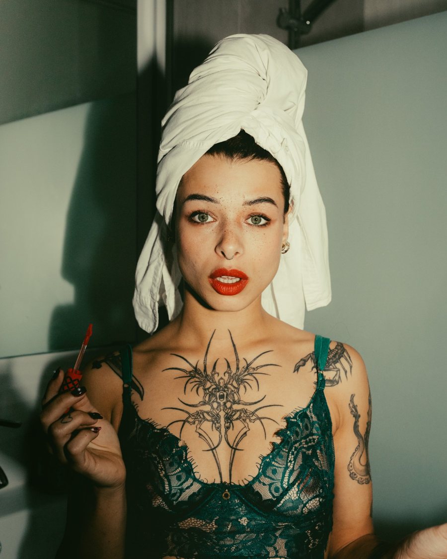 Jessica Murena, mannequin, éditorial d'inspiration cinéma, serviette en turban