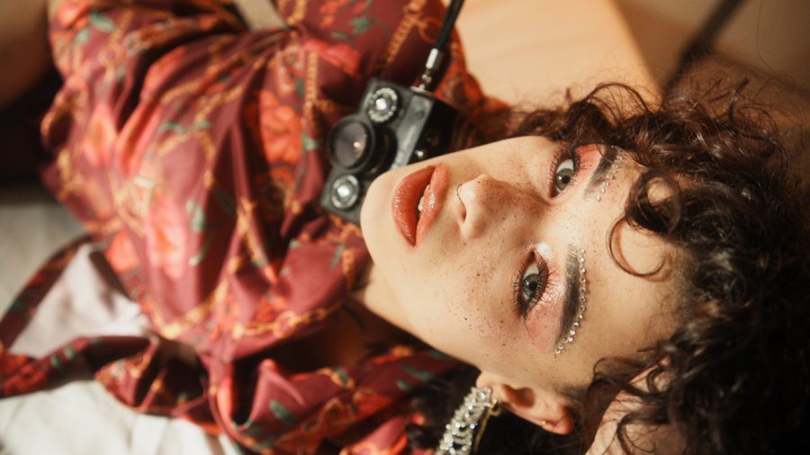 Jessica Murena, mannequin, éditorial artistique en soie rouge à motifs