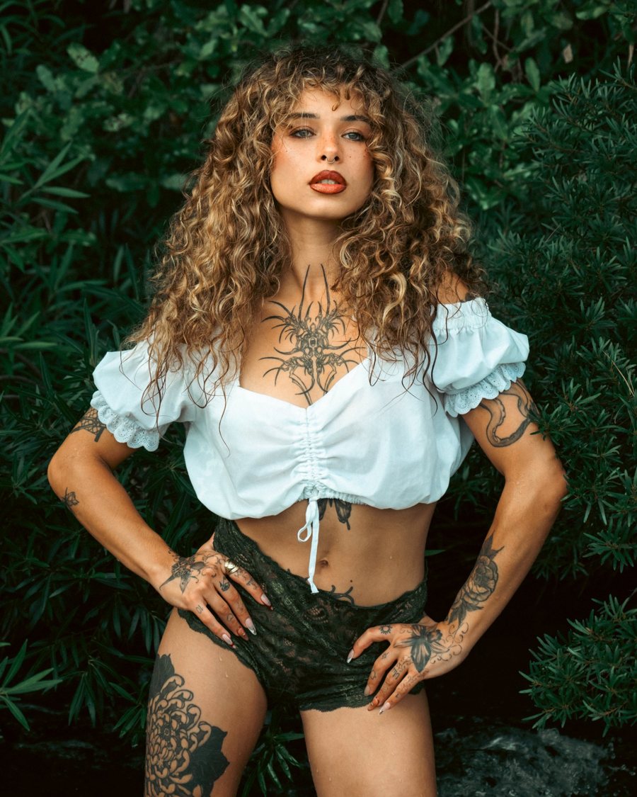 Jessica Murena, mannequin lifestyle, tenue d'été blanche en extérieur