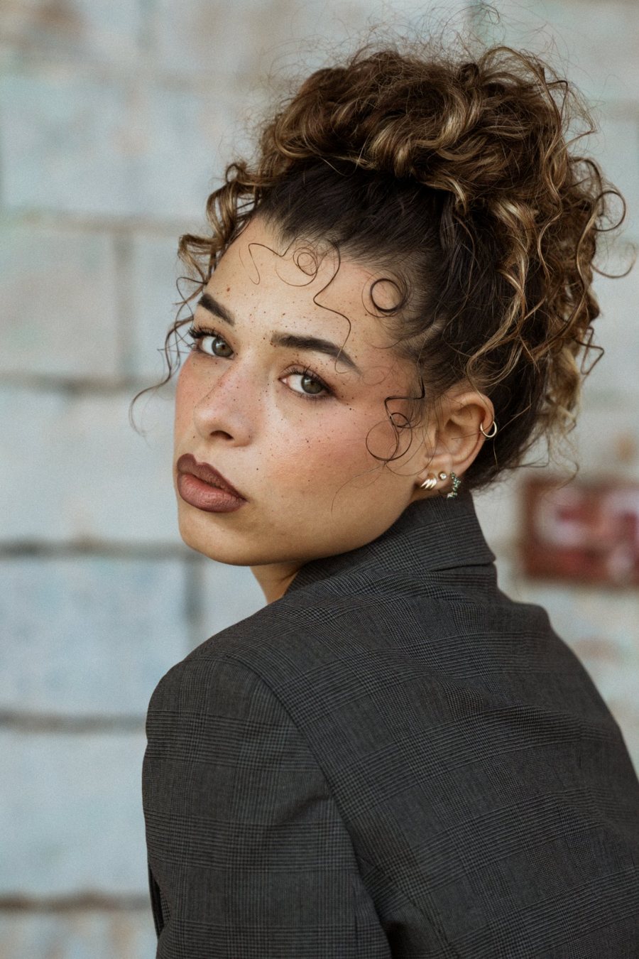 Jessica Murena, mannequin commercial à Lyon, blazer élégant en décor urbain
