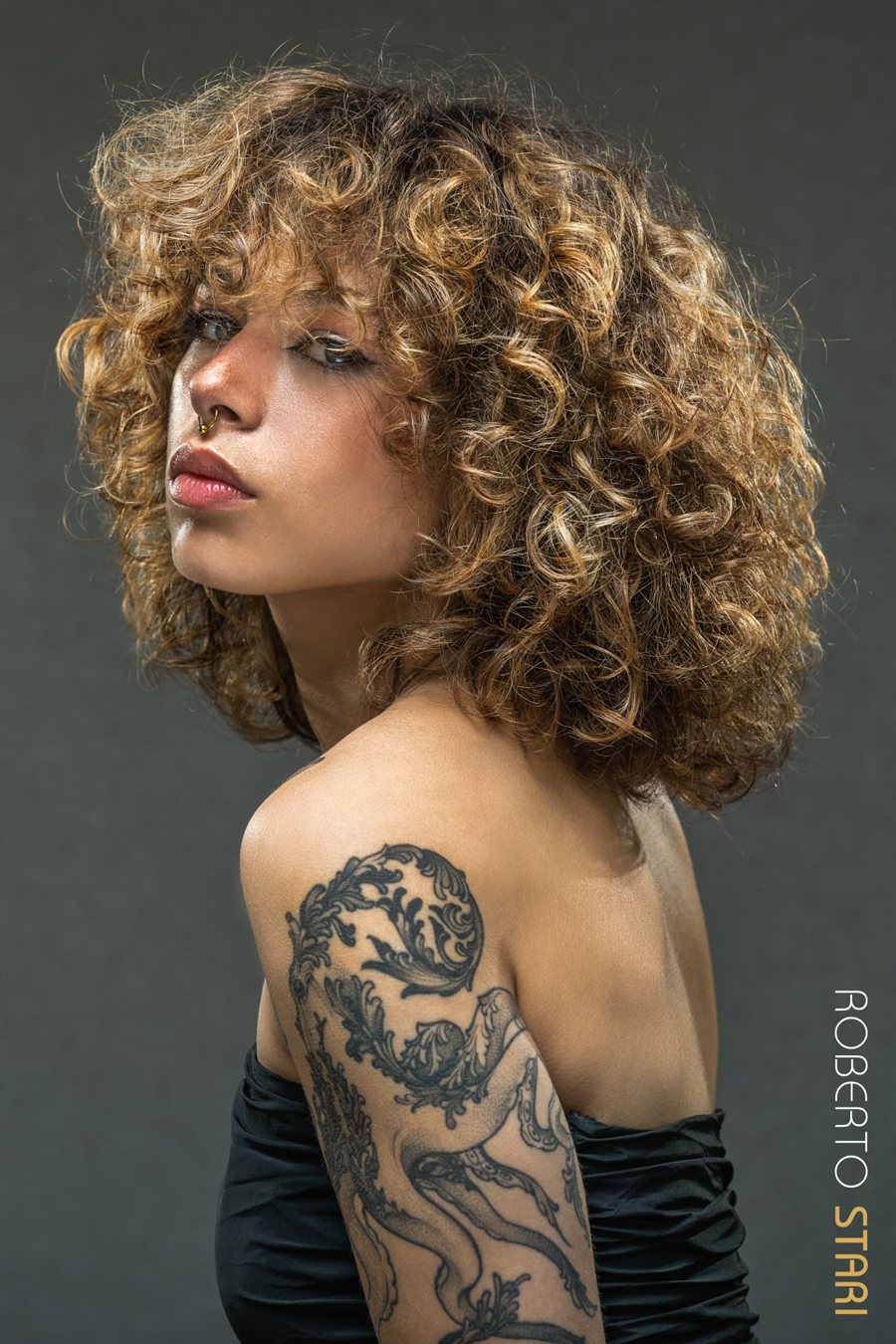 Jessica Murena, mannequin tatouée, portrait mode épaule dénudée