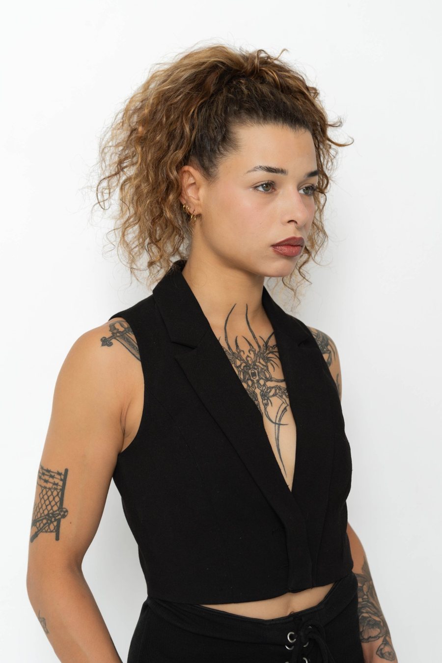 Pola plan américain trois quarts de Jessica Murena, mannequin femme, gilet noir
