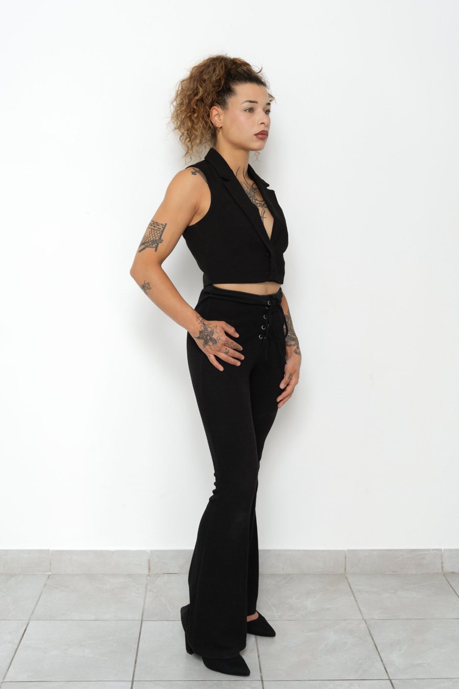 Pola plein pied de Jessica Murena, mannequin 160 cm, tenue noire, fond neutre