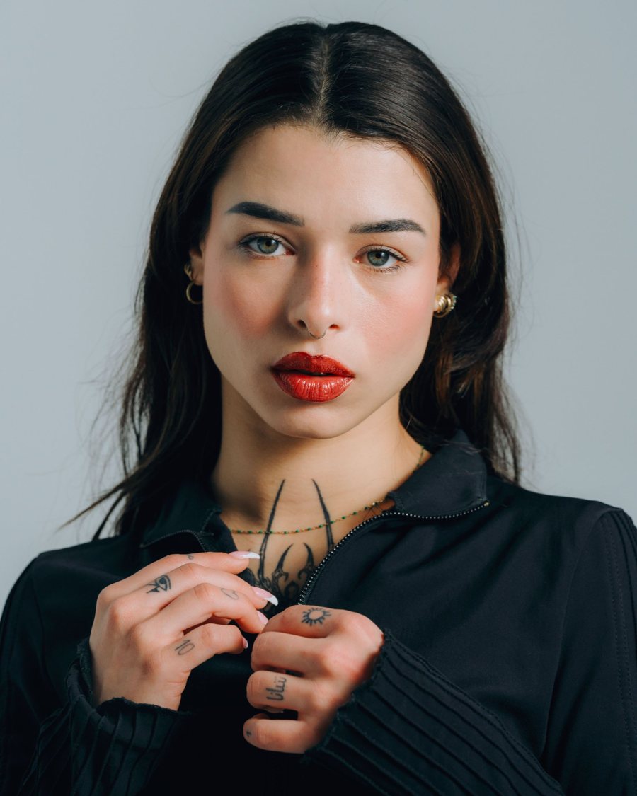 Pola de face de Jessica Murena, mannequin femme, fond neutre gris