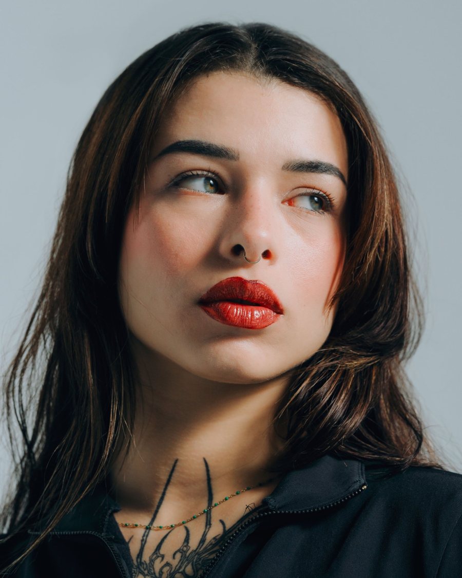 Pola portrait serré de Jessica Murena, mannequin, lèvres rouges, fond neutre