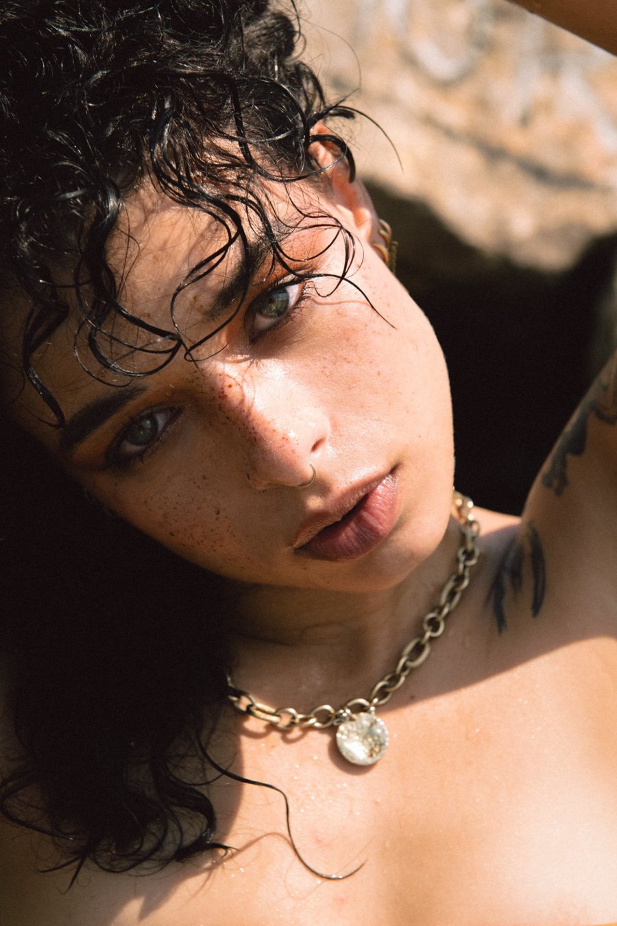 Jessica Murena, mannequin femme à Lyon, portrait éditorial en lumière dorée