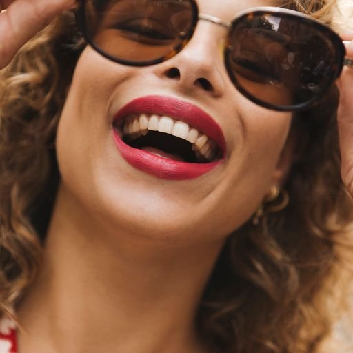 Jessica Murena, mannequin femme souriante avec lunettes de soleil, image commerciale lifestyle